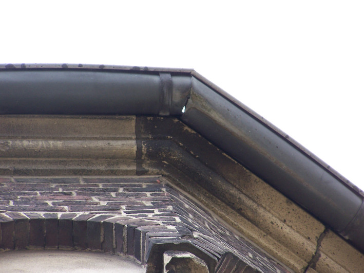 defekte Dachrinne  am Hochchor